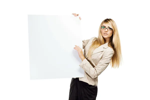 Kvinde med tomt papir blankt - Stock-foto