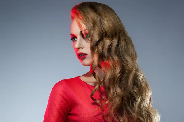 Hermosa mujer en vestido rojo — Foto de Stock