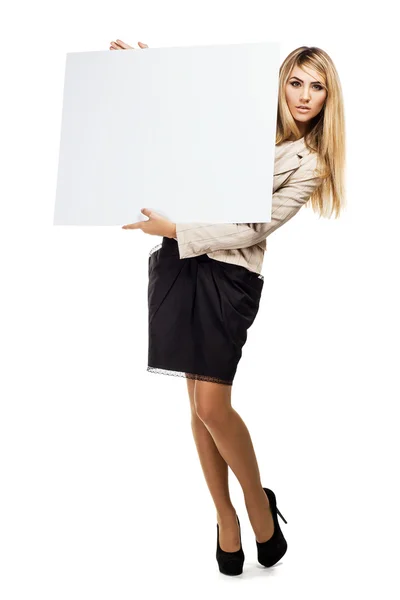 Mulher segurando um papel vazio em branco — Fotografia de Stock