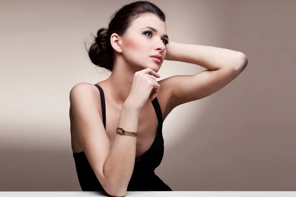 Mujer en exclusivo reloj de joyería — Foto de Stock