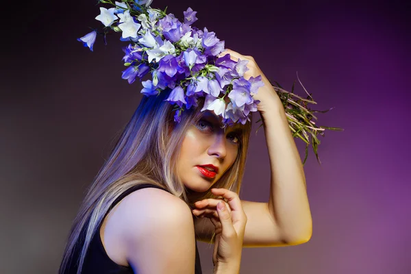 Donna con corona di fiori — Foto Stock