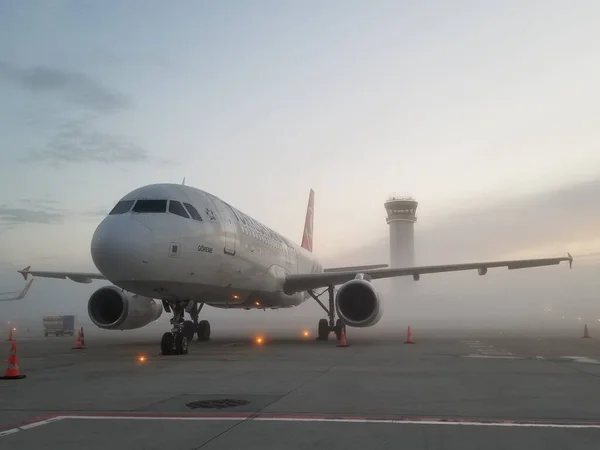 Samolot Pasie Startowym Lotnisku Włochy Europa Turcja Stambuł Mgła — Zdjęcie stockowe