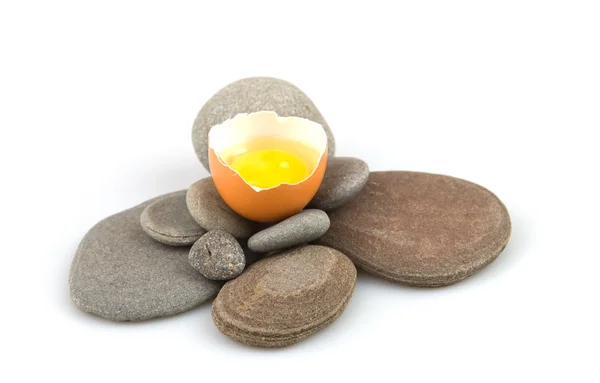 çakıl taşları üzerinde çiğ yumurta