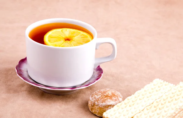 çay limon ve tatlı muamele etmek