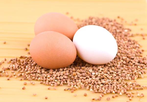 Üç yumurta, buğday ve spagetti