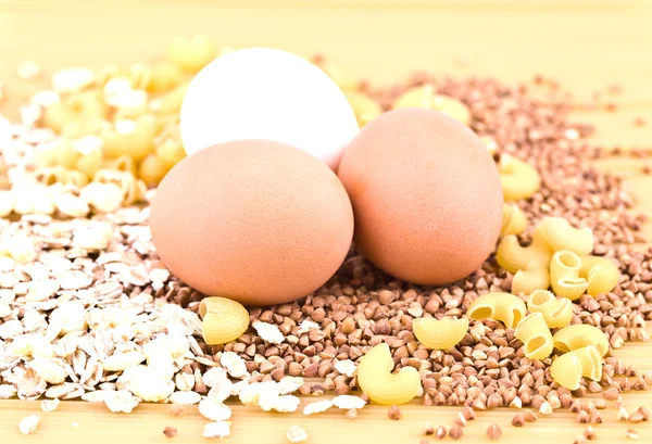 Üç yumurta, yulaf gevreği, karabuğday, makarna ve spagetti