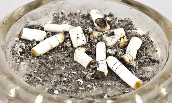 Sigara ve kül tablası içinde