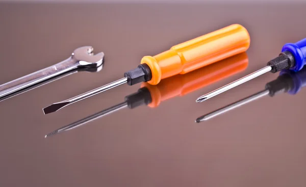 iki tornavida ve İngiliz anahtarı