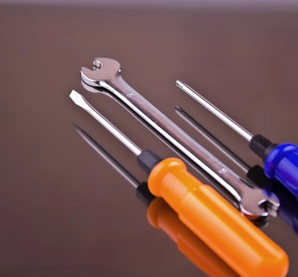 İngiliz anahtarı ve iki tornavida