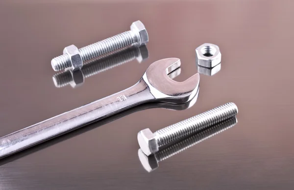 İngiliz anahtarı, somun ve civata