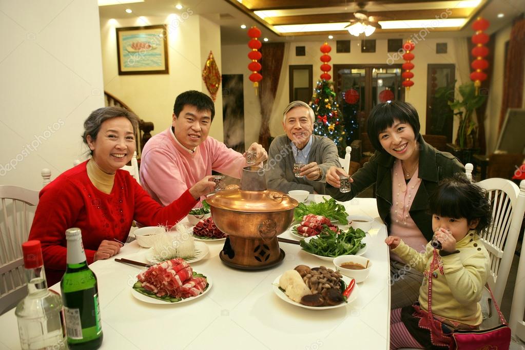 um tiro de uma família chinesa na mesa de jantar — Fotografias de Stock