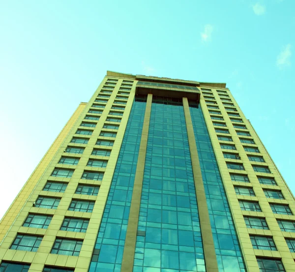 Edificio de oficinas en centro de negocios — Foto de Stock