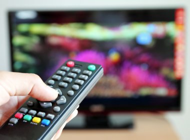 tv uzaktan kumanda televizyon doğru gösteren bir el