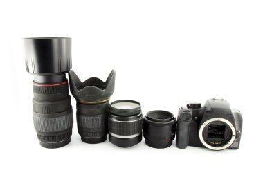 dijital kamera ve lens beyaz zemin üzerine izole