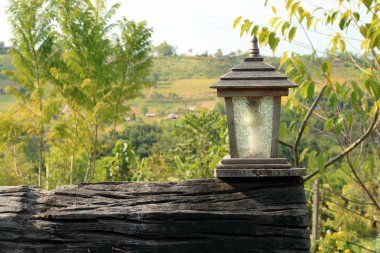 Khaokho, Tayland 'daki tatil köyünün bahçesinde eski bir orman lambası.
