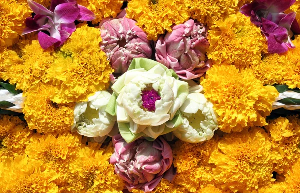 Lotus, orkidéer, ringblomma för loy krathong festival, thailand — Stockfoto