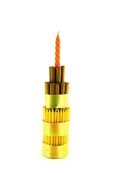 Vonné tyčinky a svíčky na bílém pozadí pro slavnost loy Kratong, — Stock fotografie