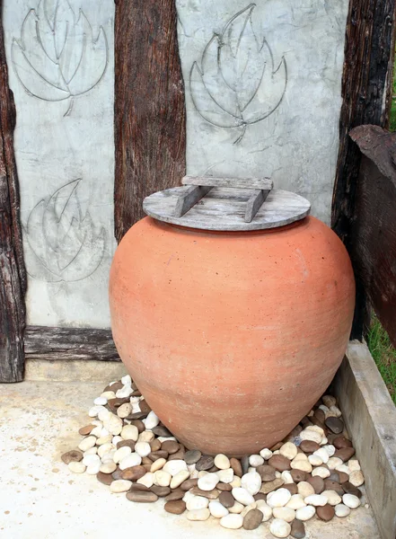 Глиняный горшок внутри стены — стоковое фото