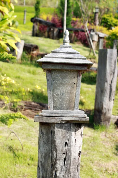 Dřevěné starobylé lampy v zahradě letoviska v Khaokho, Thajsko — Stock fotografie