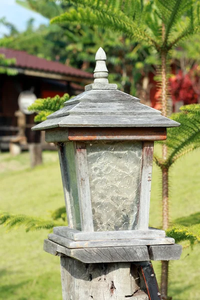 Lámpara antigua de madera en el jardín del complejo en Khaokho, Tailandia —  Fotos de Stock