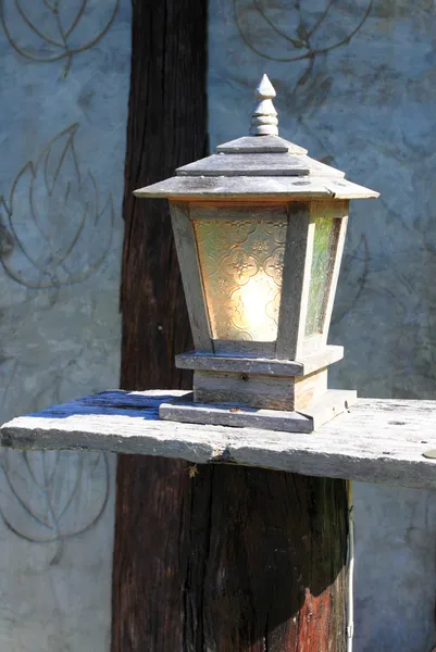 Dřevo staré lampa v letovisku v khaokho, Thajsko — Stock fotografie