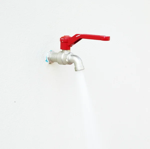 Robinet d'eau ouvert sur le mur — Photo
