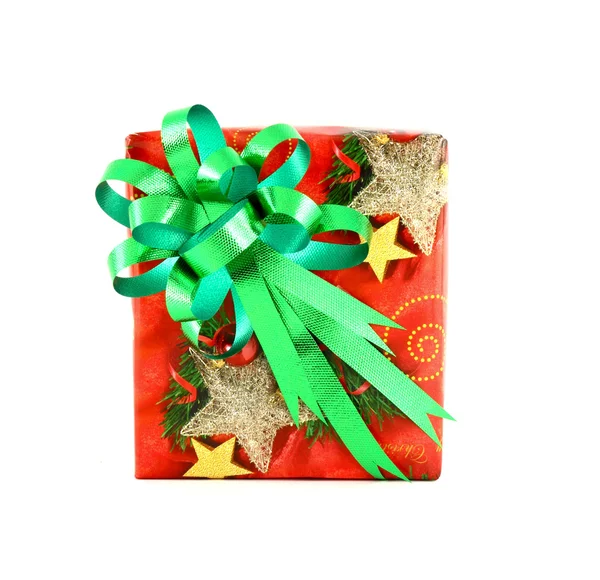 De doos van de gift van Kerstmis met groene strik geïsoleerd op witte achtergrond — Stockfoto