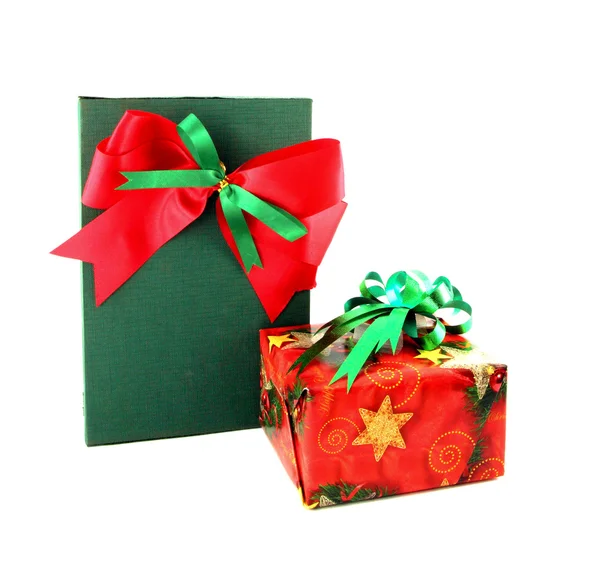 Czerwone i zielone pudełko z wstążki na białe tło — Zdjęcie stockowe