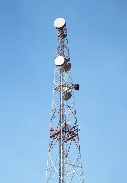 Telecom toren en blauwe hemel — Stockfoto