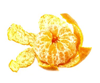Beyaz arkaplanda izole edilmiş bir portakal kabuğu
