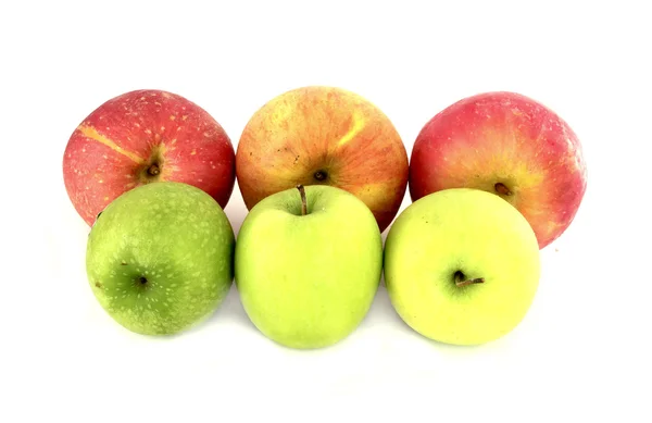 Verschillende kleuren appels op witte achtergrond — Stockfoto