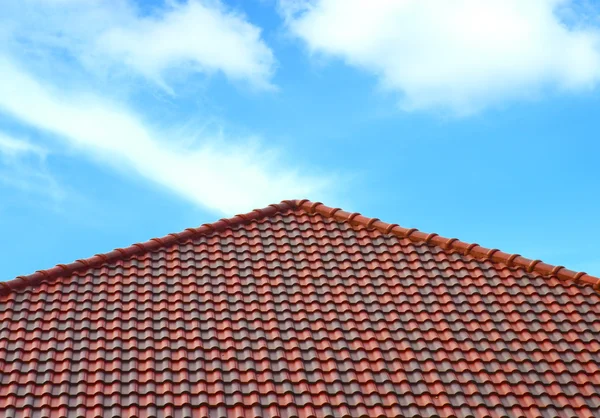 Cihlová střecha s jasnou cloud blue sky — Stock fotografie