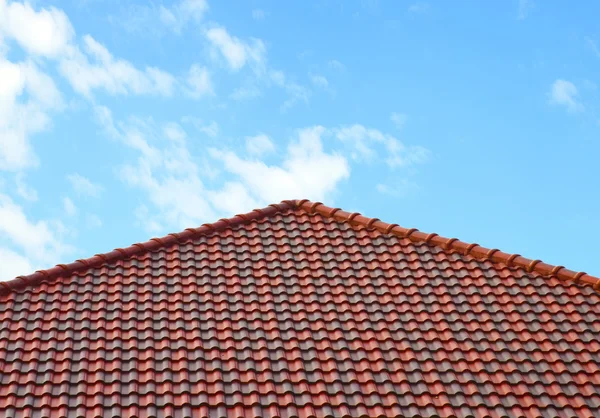 Telhado de tijolo com céu azul claro nuvem — Fotografia de Stock