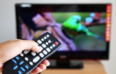 tv uzaktan kumanda televizyon doğru gösteren bir el