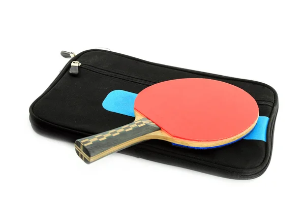 Racchetta da ping pong e astuccio su fondo nero bianco — Foto Stock