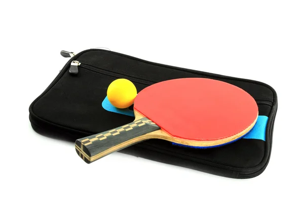 Tischtennisschläger und Ball mit Etui auf weißem Schwarzgrund — Stockfoto