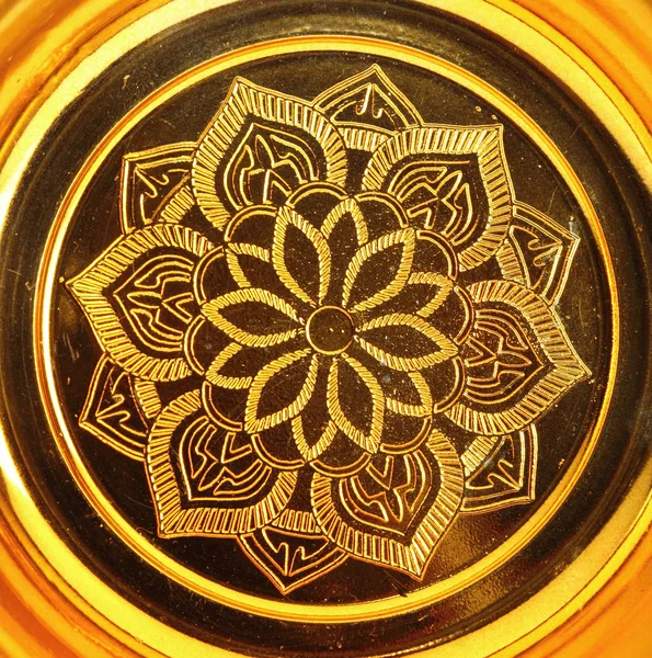Узор лотоса на золотом подносе Будды — стоковое фото