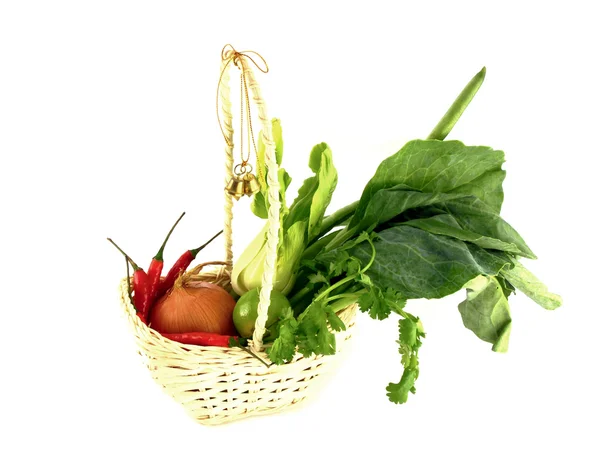 Mezcla de verduras en cesta sobre fondo blanco —  Fotos de Stock