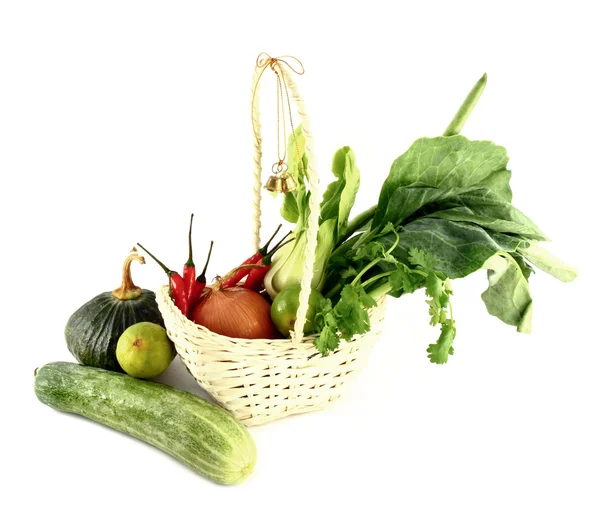 Mezcla de verduras en cesta sobre fondo blanco —  Fotos de Stock