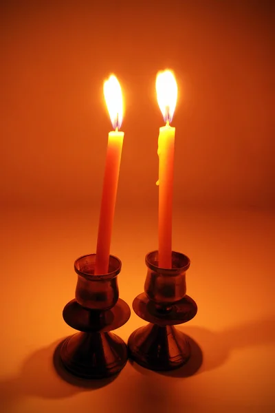 Vela ardiente con candelabro de metal antiguo — Foto de Stock