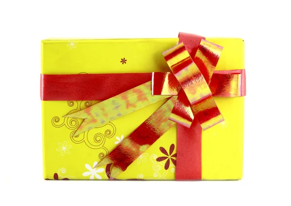 Желтая коробка подарка с красной лентой изолированы на белом фоне — стоковое фото