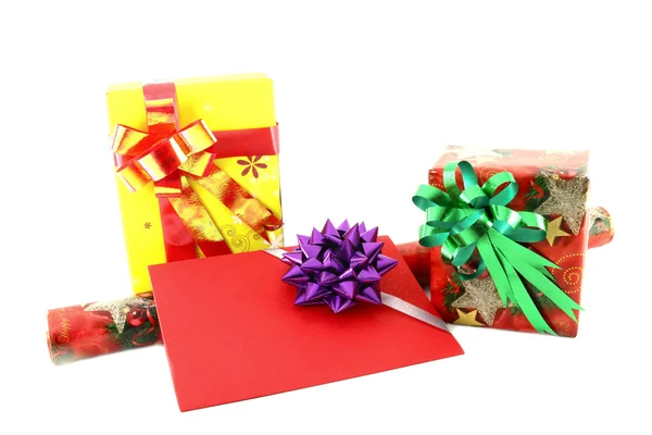 Caixa de presente e rolo de papel com cartão de presente no fundo branco — Fotografia de Stock
