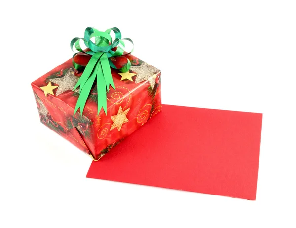 Подарочная коробка и подарочная карта с бантом ленты на белом фоне — стоковое фото
