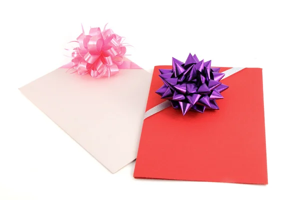 Tarjeta de regalo rojo y pind con lazo de cinta sobre fondo blanco — Foto de Stock