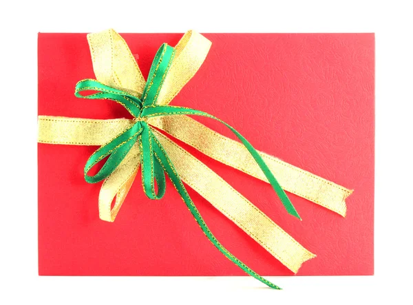 Tarjeta de regalo roja con lazo verde y amarillo sobre fondo blanco —  Fotos de Stock