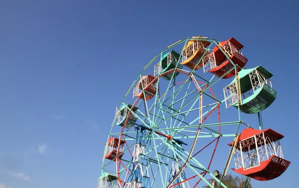 Ruota panoramica Giocatore dei bambini divertenti con cielo blu — Foto Stock