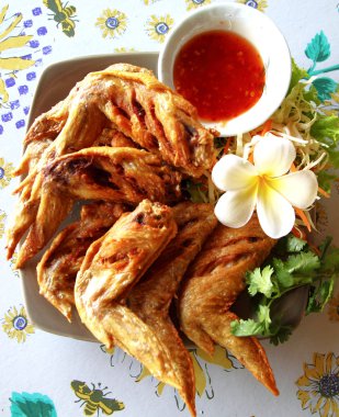 kızarmış tavuk kanat plaka üzerinde