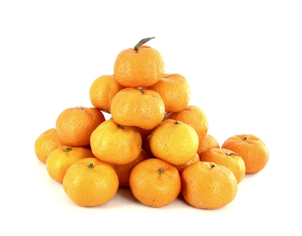 Monte de laranjas no fundo branco — Fotografia de Stock