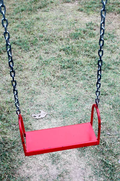 Red garden swing tergantung di taman — Stok Foto