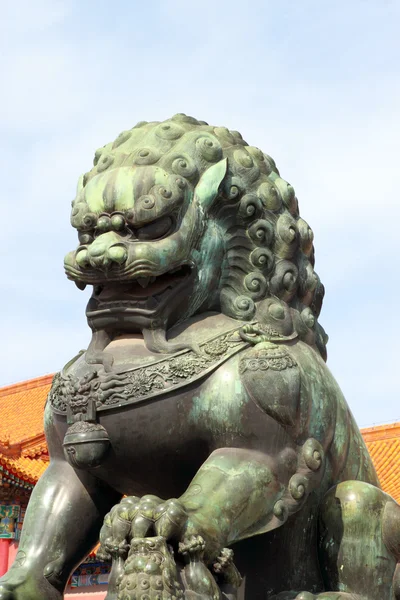 Leeuw op de ingang van de verboden stad in Peking, china — Stockfoto